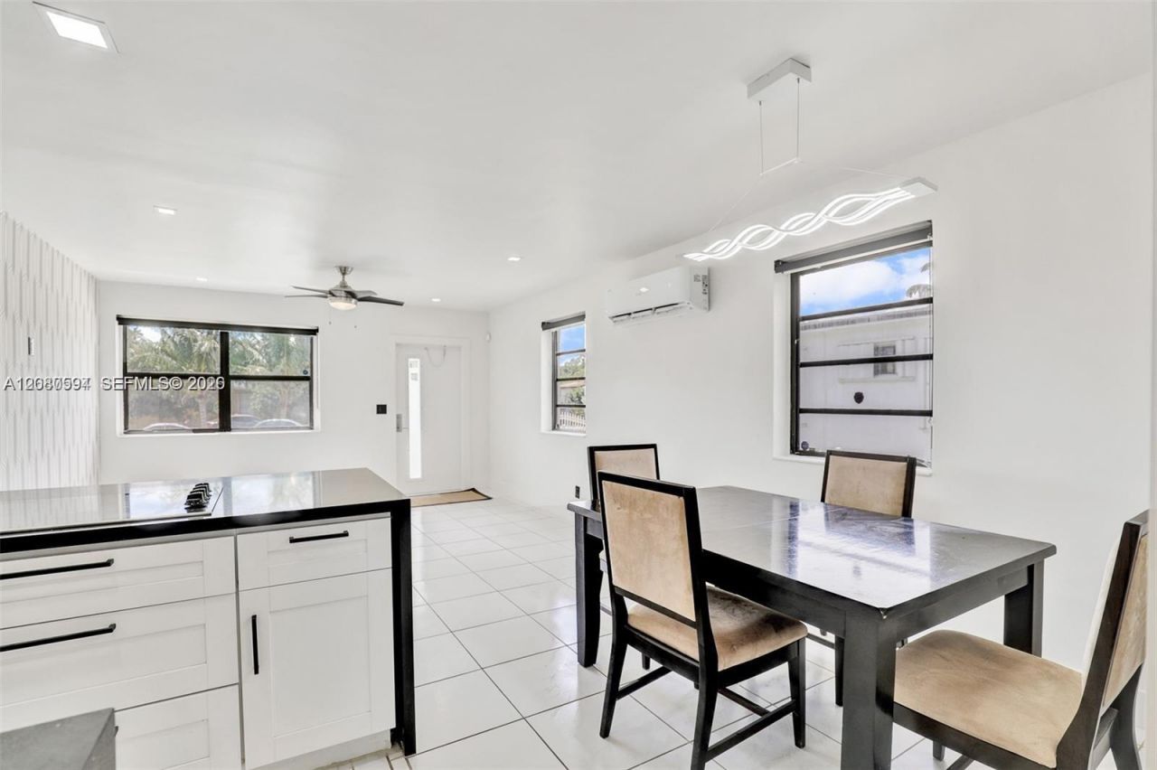 941 NE 155th Ter, North Miami Beach, FL 33162 Photo