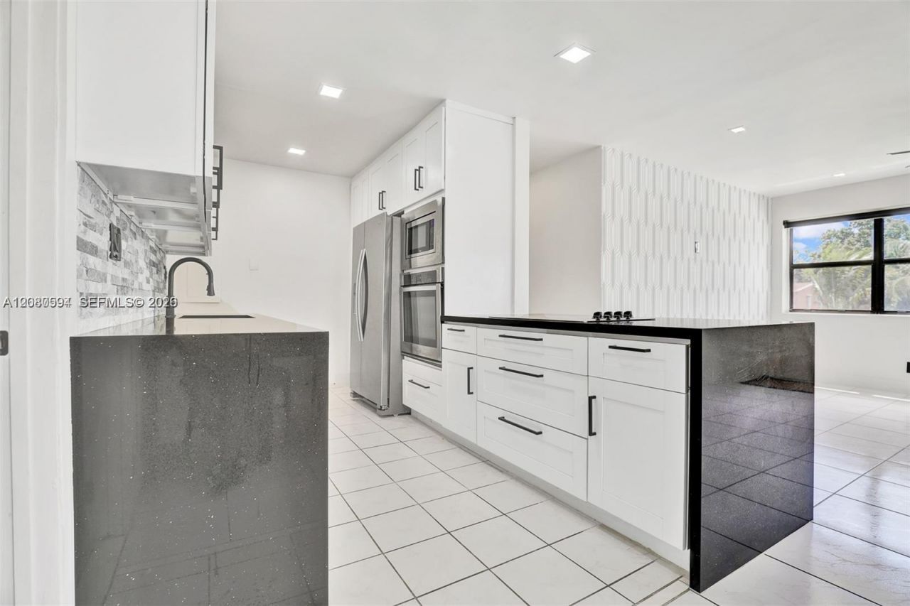 941 NE 155th Ter, North Miami Beach, FL 33162 Photo