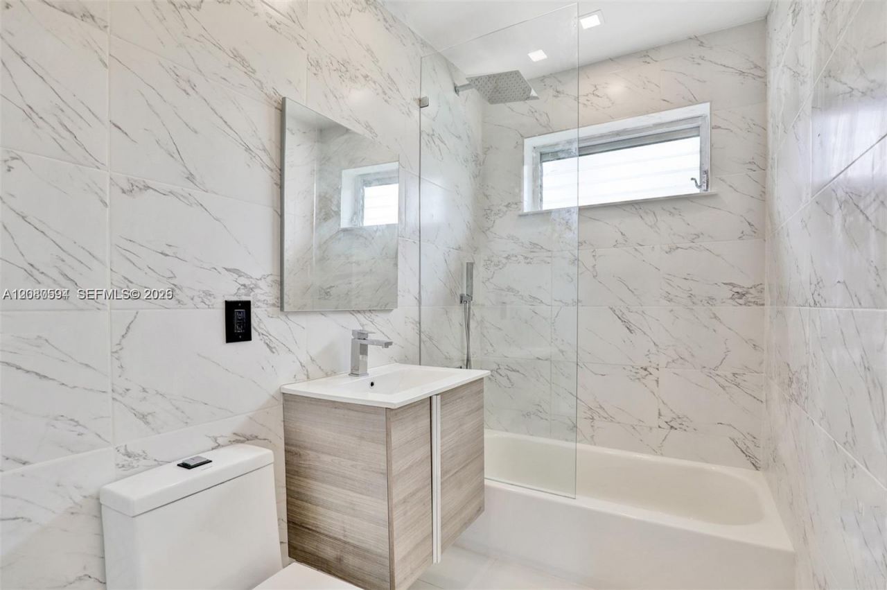 941 NE 155th Ter, North Miami Beach, FL 33162 Photo