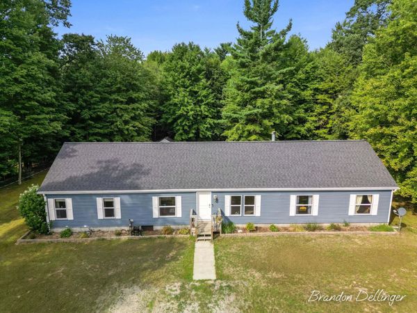 6467 S Croton Hardy Drive, Newaygo, MI 49337