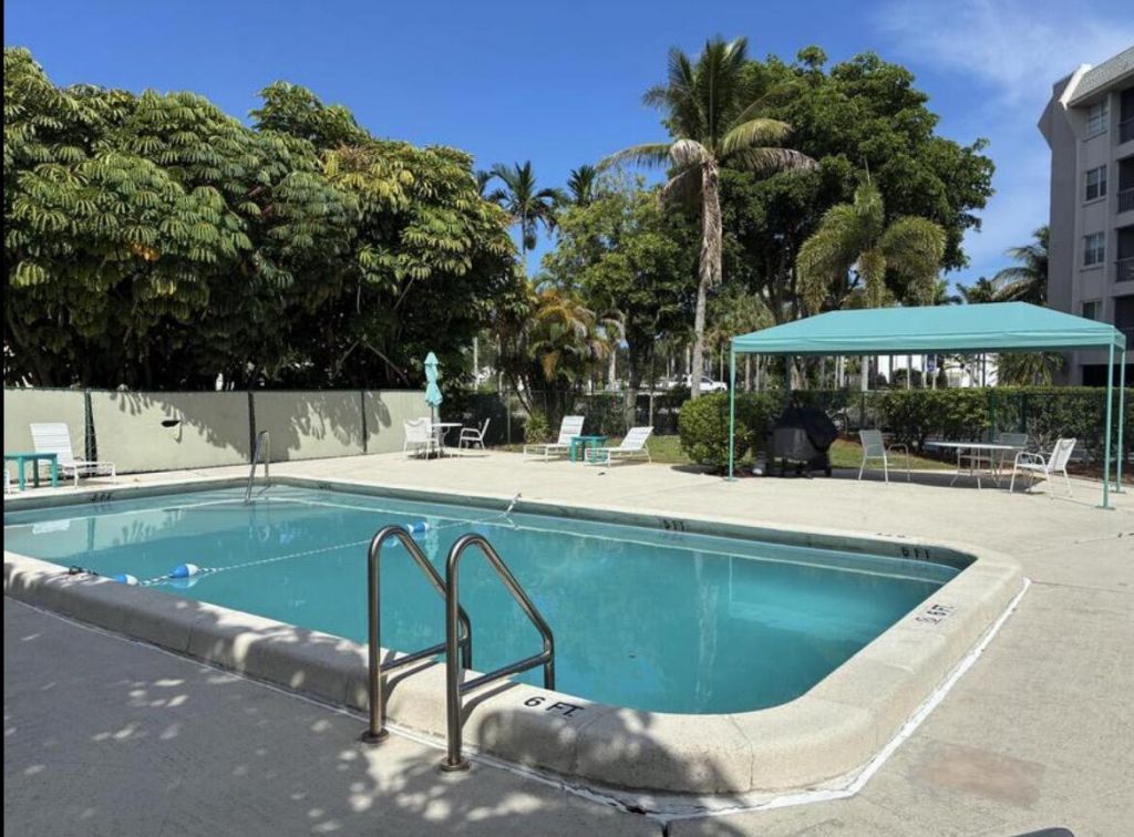 505 Spencer Drive, Unit 312, West Palm Beach, FL 33409 Photo