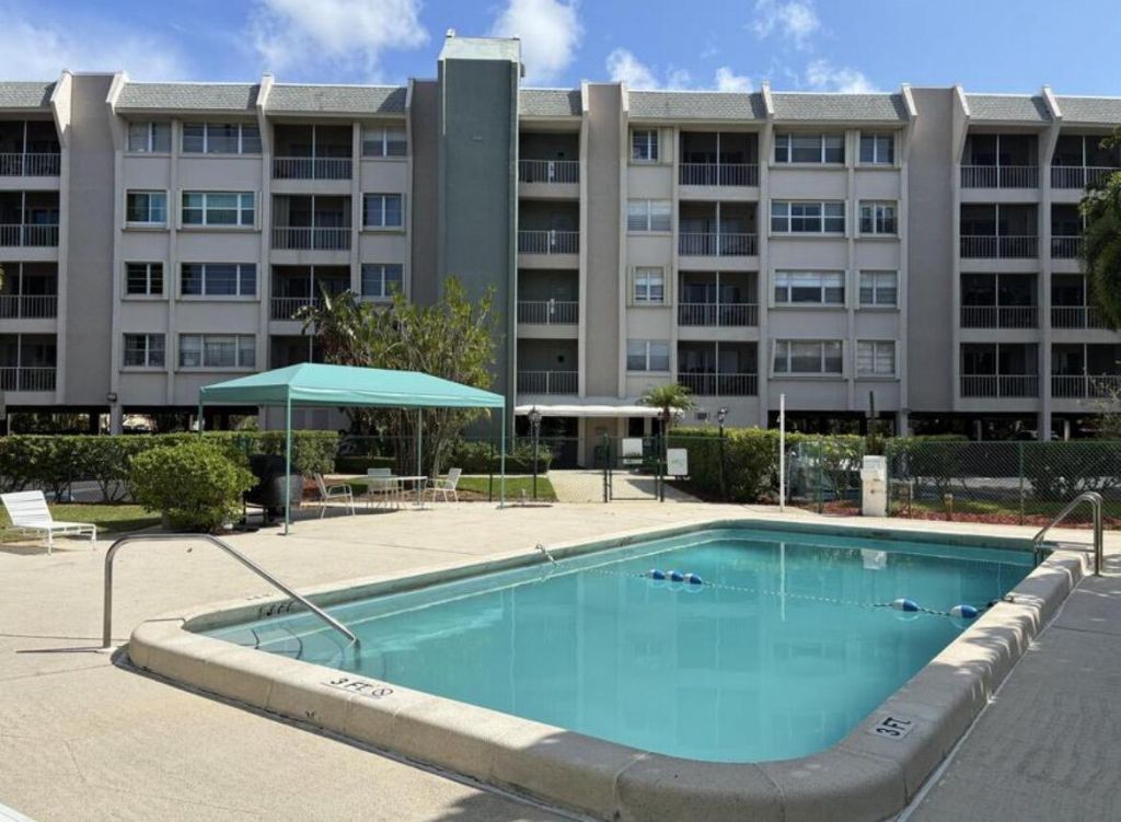505 Spencer Drive, Unit 312, West Palm Beach, FL 33409 Photo