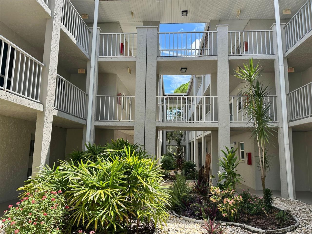 1330 Glen Oaks Drive E, Unit 370D, Sarasota, FL 34232 Photo