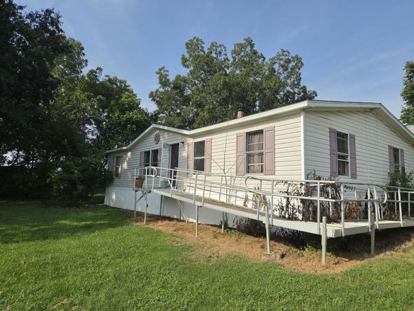 802 E O Henry Street , Mcleansboro, IL 62859