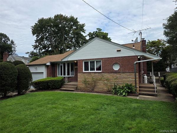 42 Sheridan Street , Huntington, NY 11743