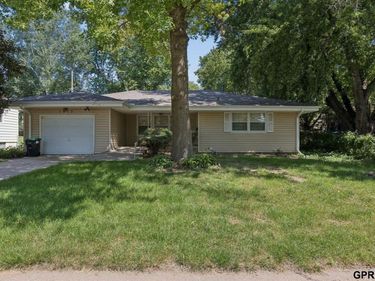 1813 maenner Drive, Omaha, NE 68114