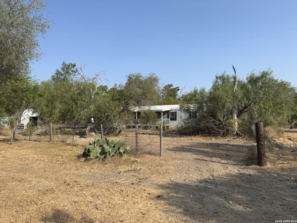 860 County Road 769, Devine, TX 78016