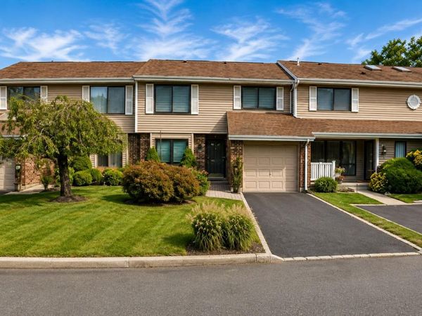 230 Pond View Lane , Smithtown, NY 11787