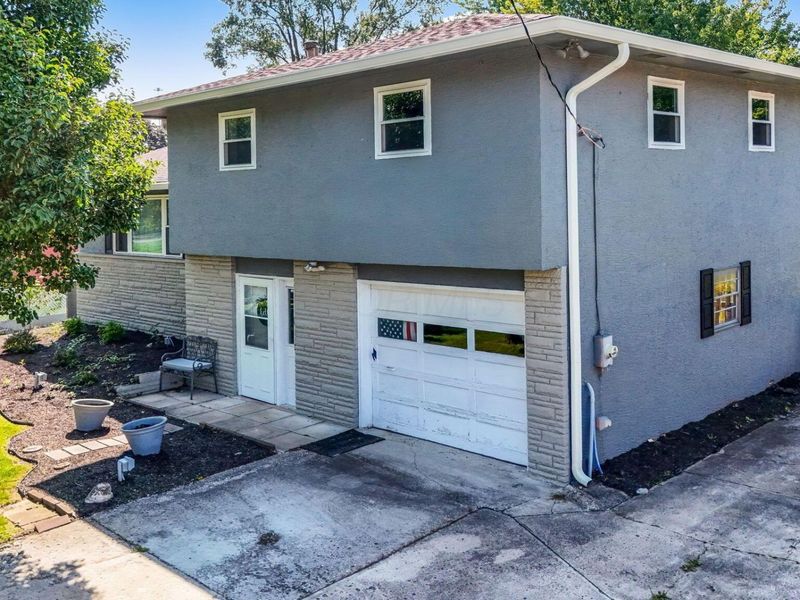 4475 Beacon Hill Road, Columbus, OH 43228 Photo 3
