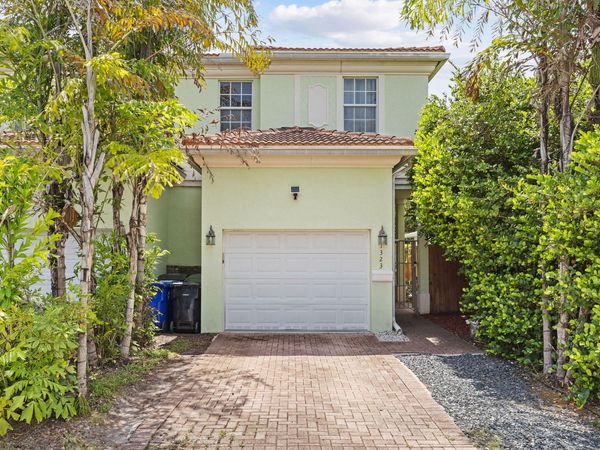 1323 NE 5TH Terrace, Unit 1323, Fort Lauderdale, FL 33304