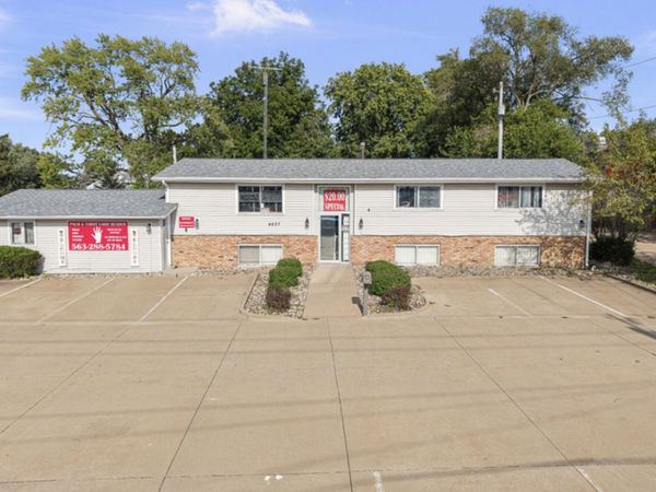 4537 N Brady Street , Davenport, IA 52806