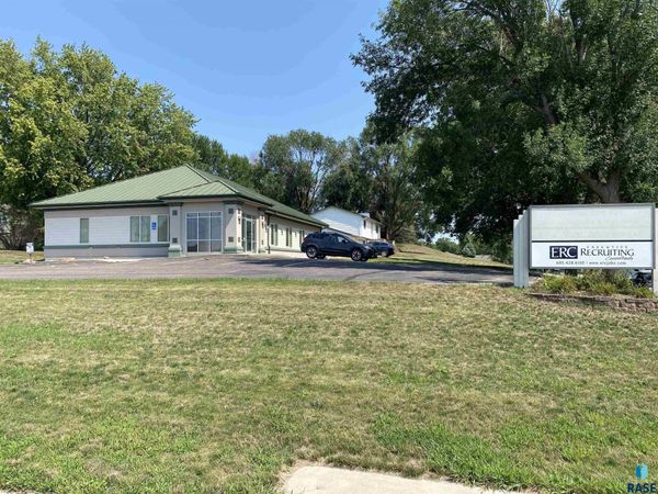 108 W 4th St, Dell Rapids, SD 57022