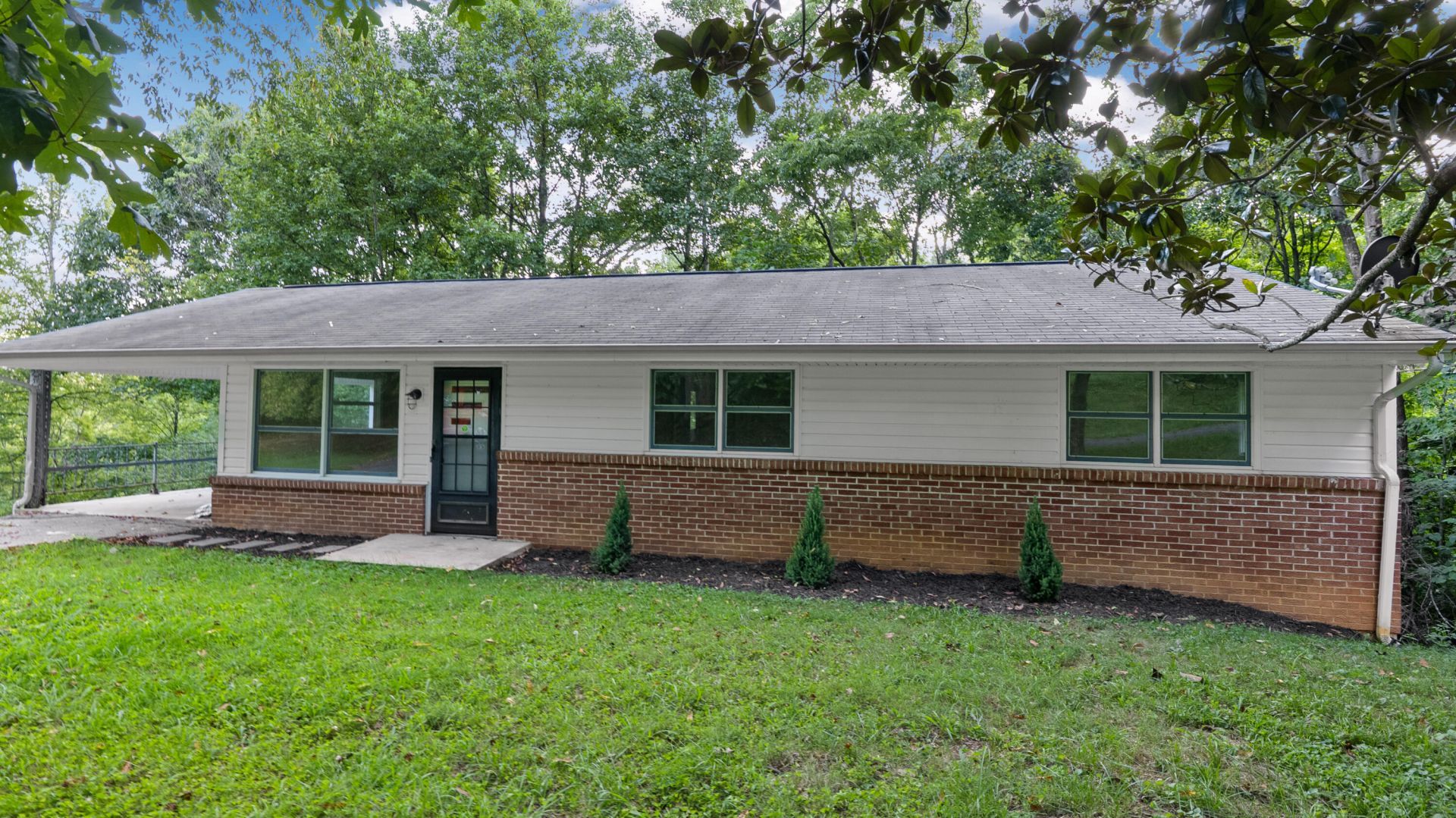 310 Pine Street, Mount Carmel, TN 37645 Main Photo