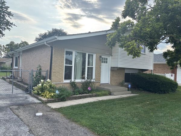 15208 LAWNDALE Avenue, Midlothian, IL 60445