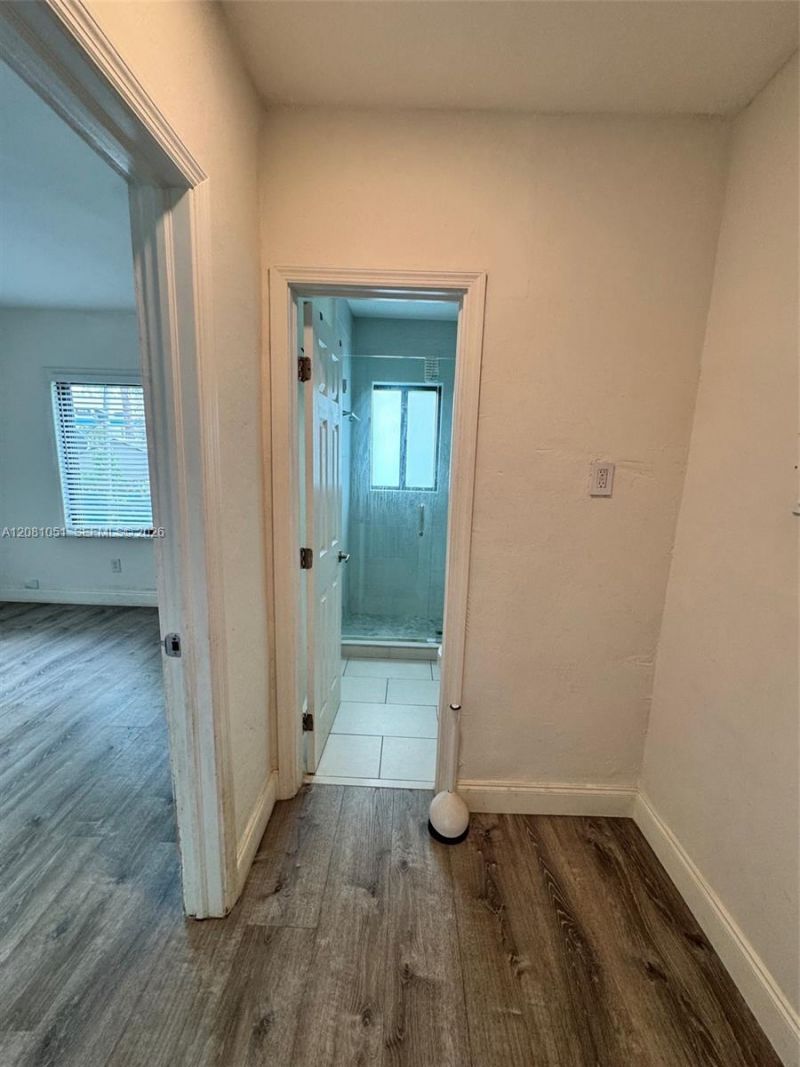 570 NE 69th St, Unit 5, Miami, FL 33138 Photo