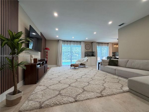 8203 NW 37th St , Coral Springs, FL 33065