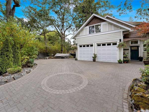 4151 Quadra St, Saanich, BC V8X 1L1