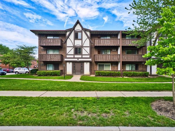 1012 CENTURION Lane , Unit 8, Vernon Hills, IL 60061