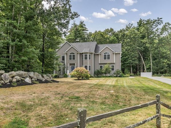3 Ava Ln, Tyngsborough, MA 01879