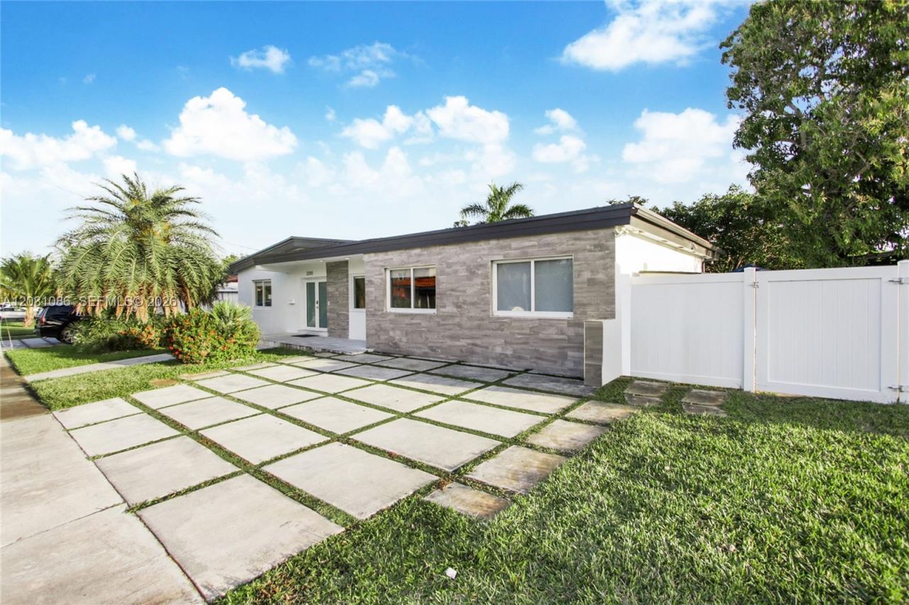 2200 NE 192nd St, Miami, FL 33180 Photo