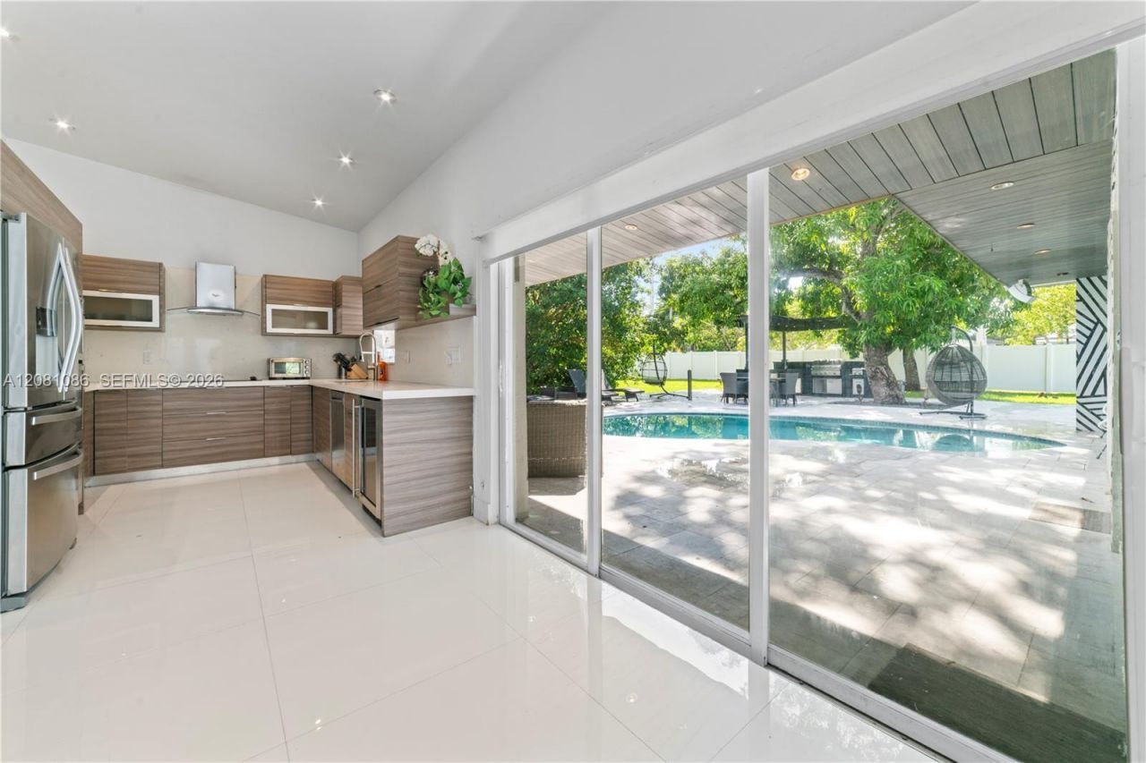 2200 NE 192nd St, Miami, FL 33180 Photo