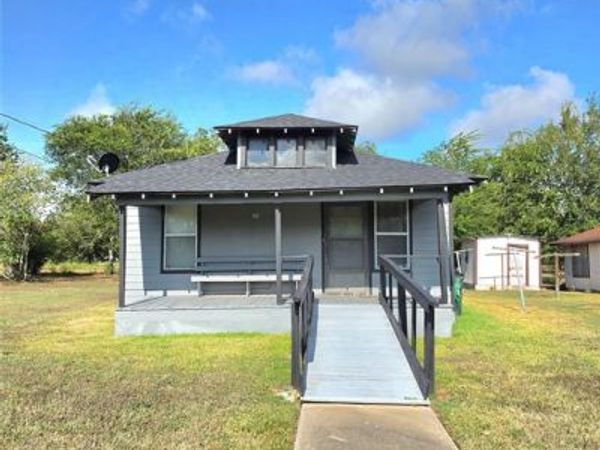 305 N Eagle Street , Weimar, TX 78962
