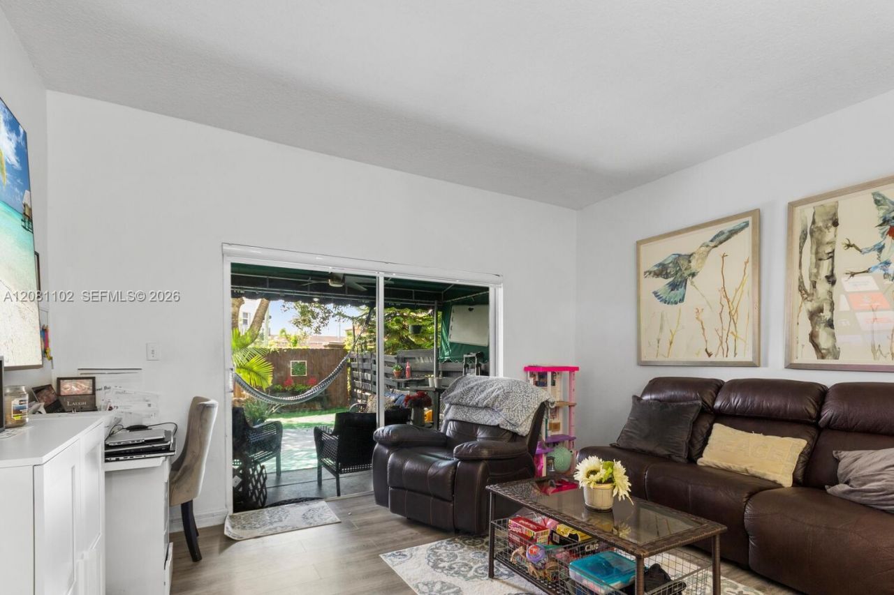 8210 NW 10th St, Unit 4, Miami, FL 33126 Photo