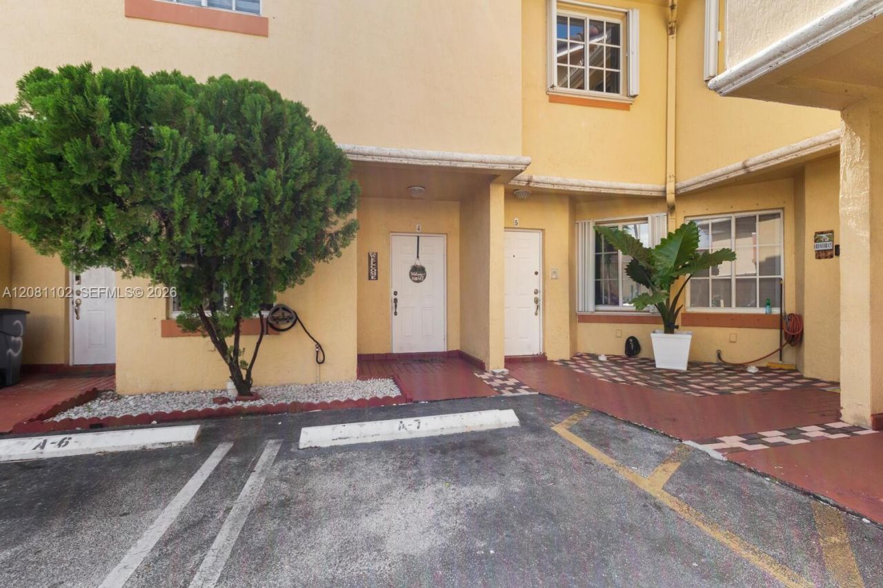 8210 NW 10th St, Unit 4, Miami, FL 33126 Photo