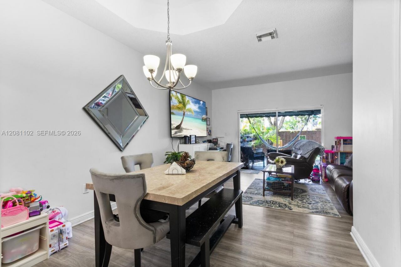 8210 NW 10th St, Unit 4, Miami, FL 33126 Photo
