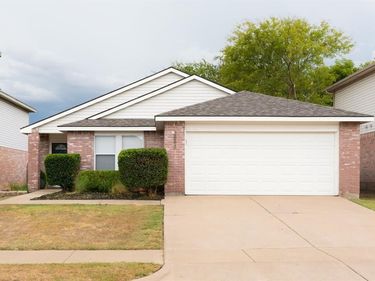 3883 Fox Run Drive, Fort Worth, TX 76123
