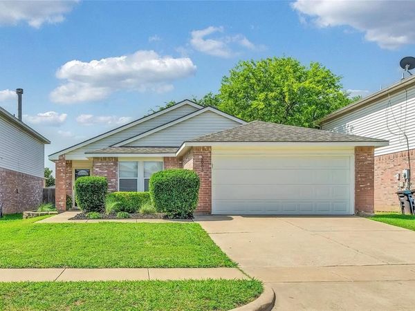 3883 Fox Run Drive , Fort Worth, TX 76123