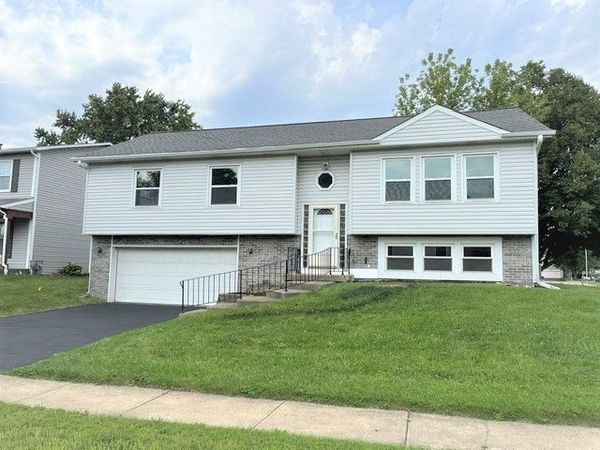 425 Canyon Trail , Carol Stream, IL 60188