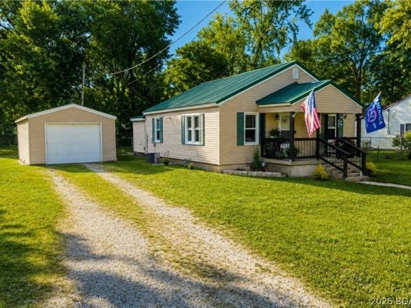424 Missouri Avenue , Versailles, MO 65084