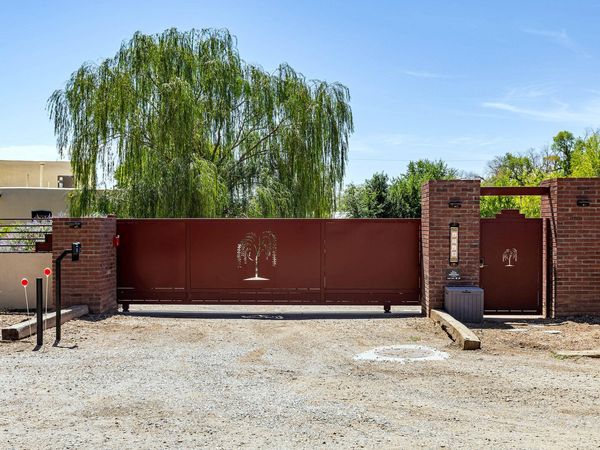 1718 Avenida Las Campanas NW, Los Ranchos, NM 87107
