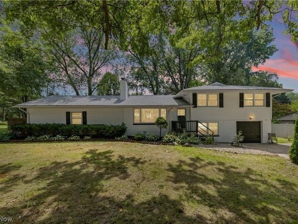 8308 Fairhill Drive NE, Warren, OH 44484