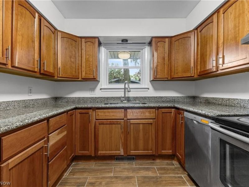 8308 Fairhill Drive NE, Warren, OH 44484 Photo 16