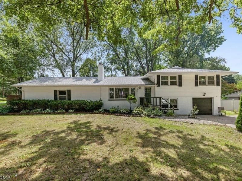 8308 Fairhill Drive NE, Warren, OH 44484 Photo 2