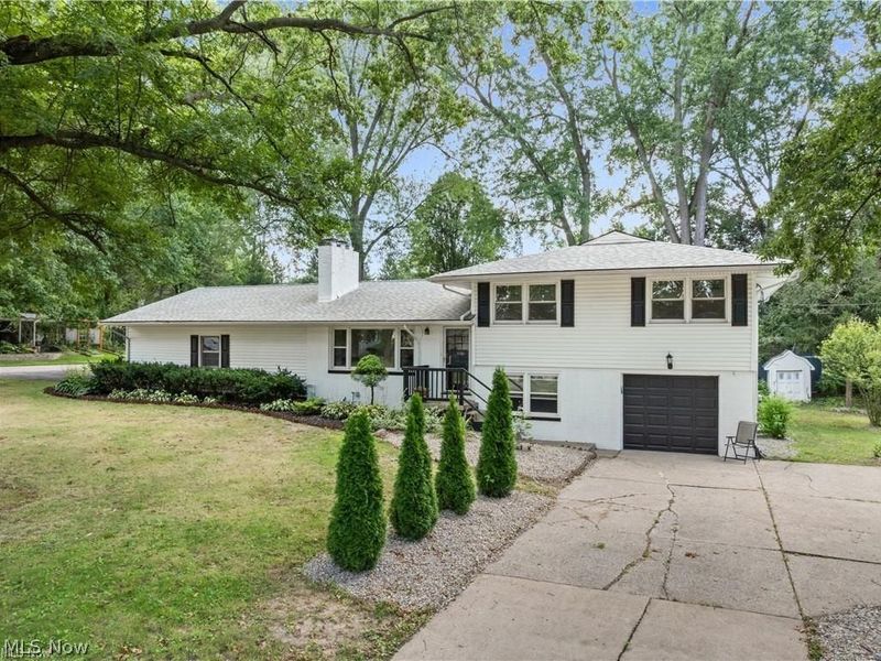 8308 Fairhill Drive NE, Warren, OH 44484 Photo 3