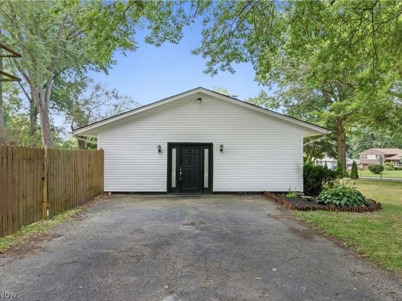 8308 Fairhill Drive NE, Warren, OH 44484 Photo 5