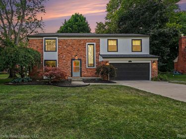 2945 Cedar Ridge Drive , Troy, Mi 48084