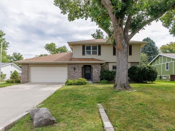 1041 Belle Mar Drive, West Des Moines, IA 50266