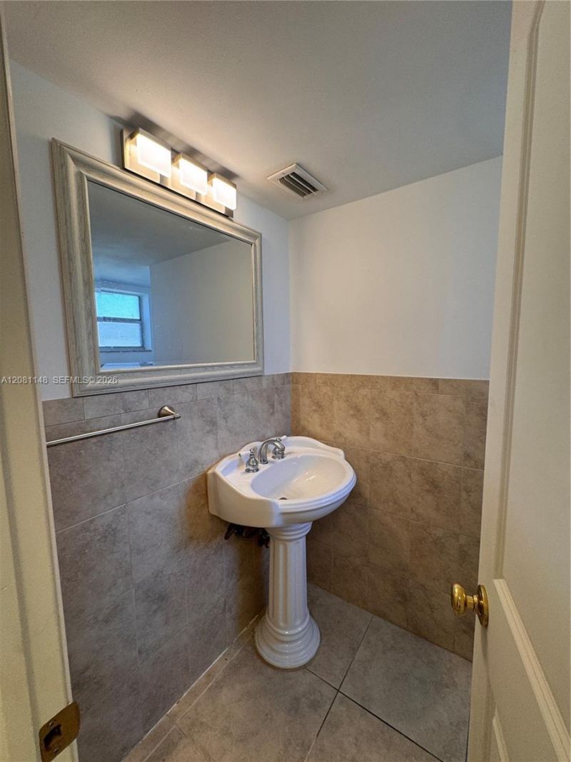 1670 NE 191st St, Unit 100-3, Miami, FL 33179 Photo