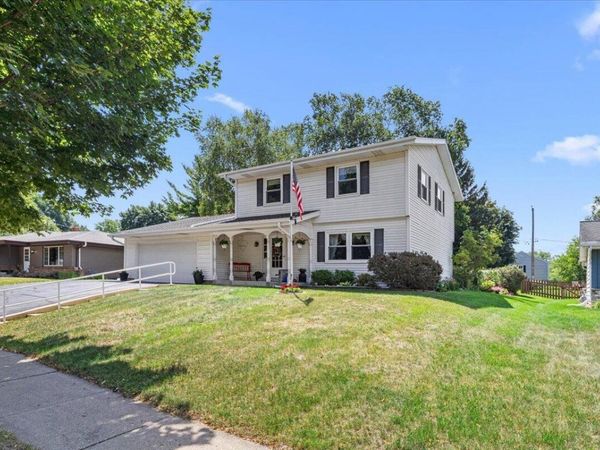 1713 Howlett LANE, Waukesha, WI 53186