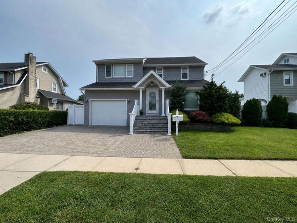 607 Nassau Street , Bellmore, NY 11710