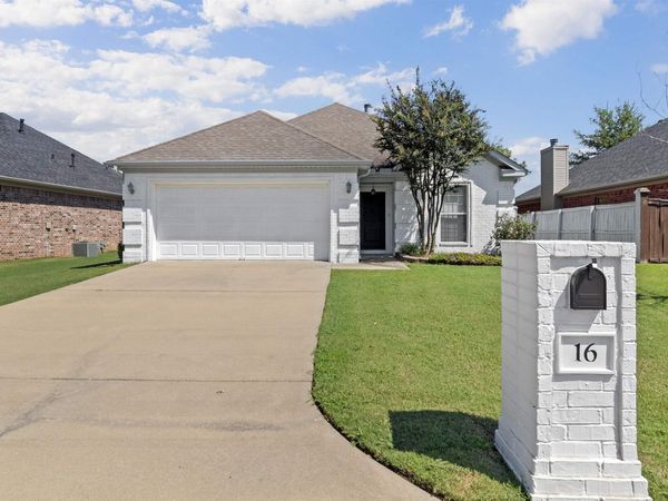 16 Dauphine Pl , Maumelle, AR 72113