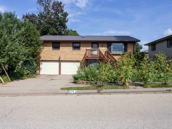 2752 Shady Lane, Dubuque, IA 52001