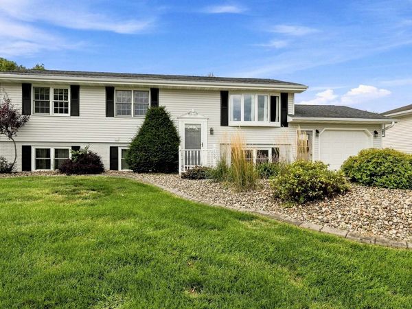 106 Kellie Court, Epworth, IA 52045