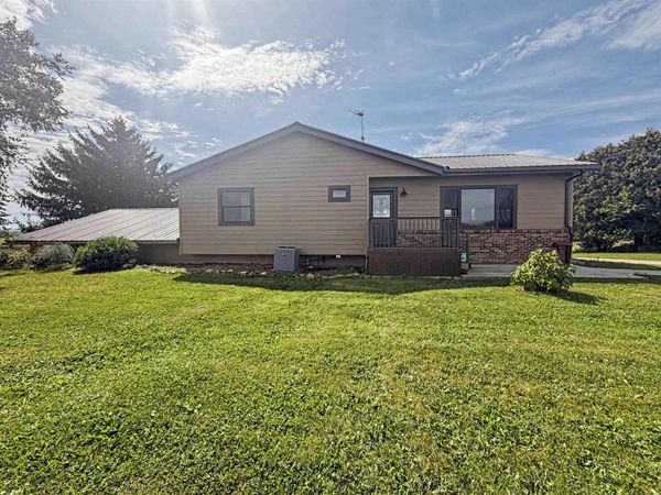 783 Larkin Drive, Dorchester, IA 52140
