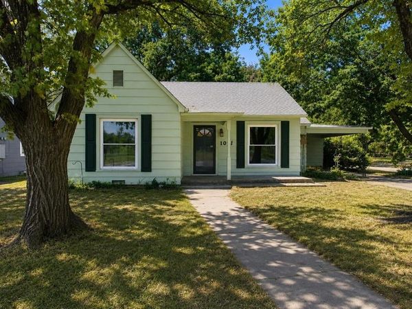 1031 Ritchey Street, Gainesville, TX 76240