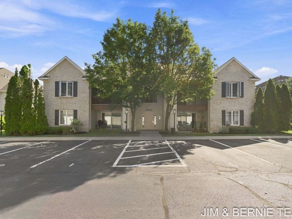 3042 W Crystal Waters Drive, Unit 6, Holland, MI 49424